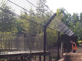 Cranked mesh fencing