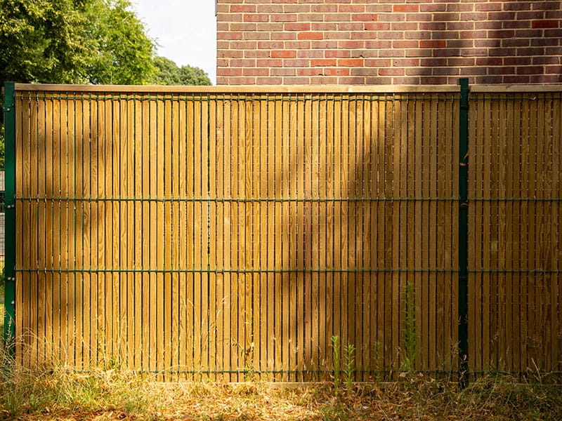 green-mesh-fencing-with-timber-slats